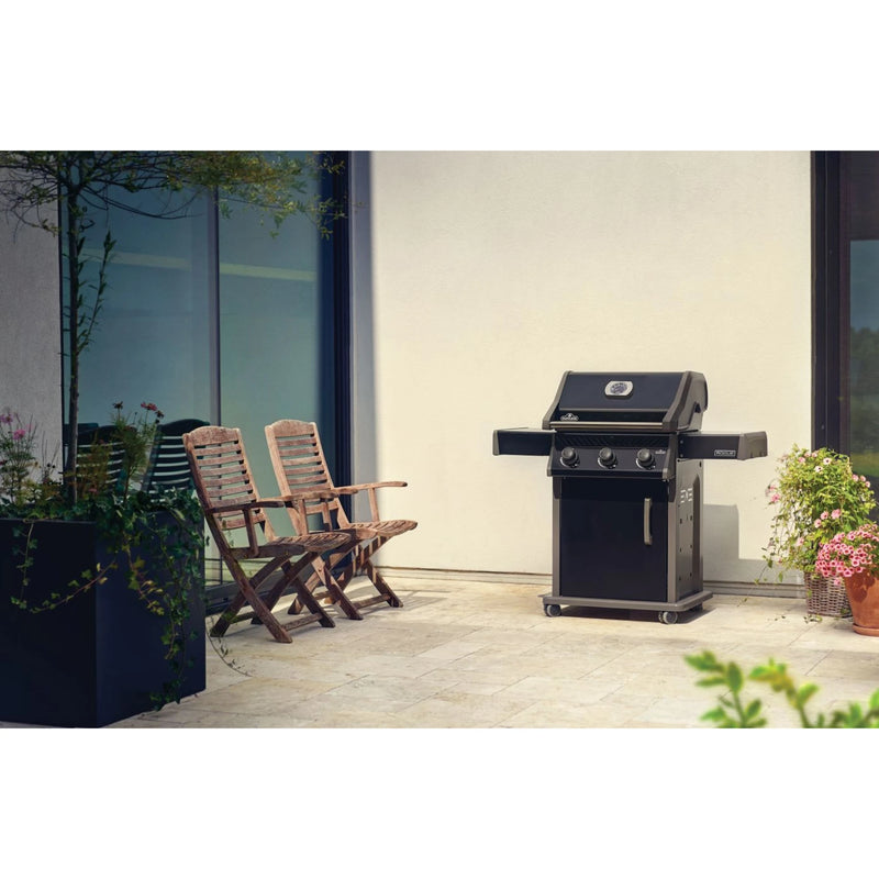 Napoleon Rogue 425 Natural Gas Grill with Stainless Steel Grids and Folding Shelves